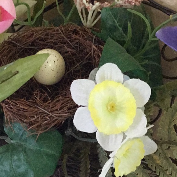 Butterfly spring floral basket - Picture 6 of 6